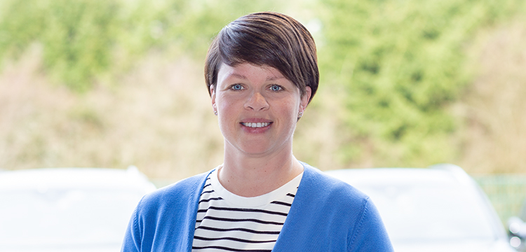 Miriam Vitt, Serviceassistentin