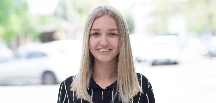 Cora Steffenhagen, Serviceassistentin